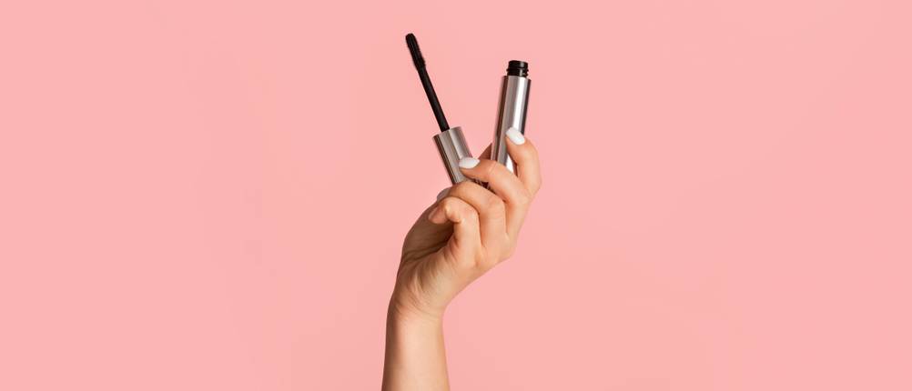 Artdeco-Mascaras-Test: Geöffnete Wimperntusche wird mit dem Bürstchen in der Hand gehalten.