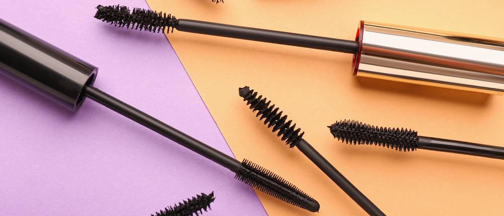 Artdeco-Mascara-Test: Verschiedene Wimpernbürsten vor einem bunten Hintergrund ersichtlich.