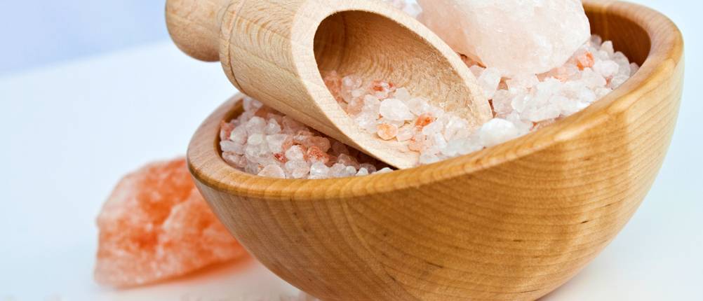 Fußwanne-Test: Badesalz ist in eine Holzschüssel gefüllt.