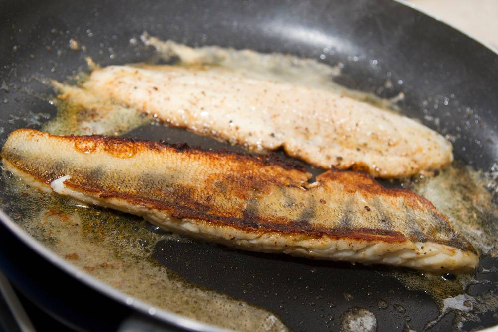 Amica-Dunstabzugshaube im Test: Fisch, der in der Pfanne gebraten wird.