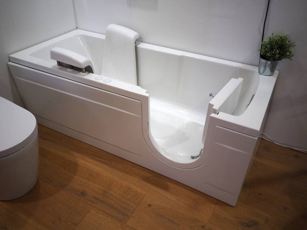 Badewannenlift im Test: Badewanne mit Tür und einem integrierten Lift.