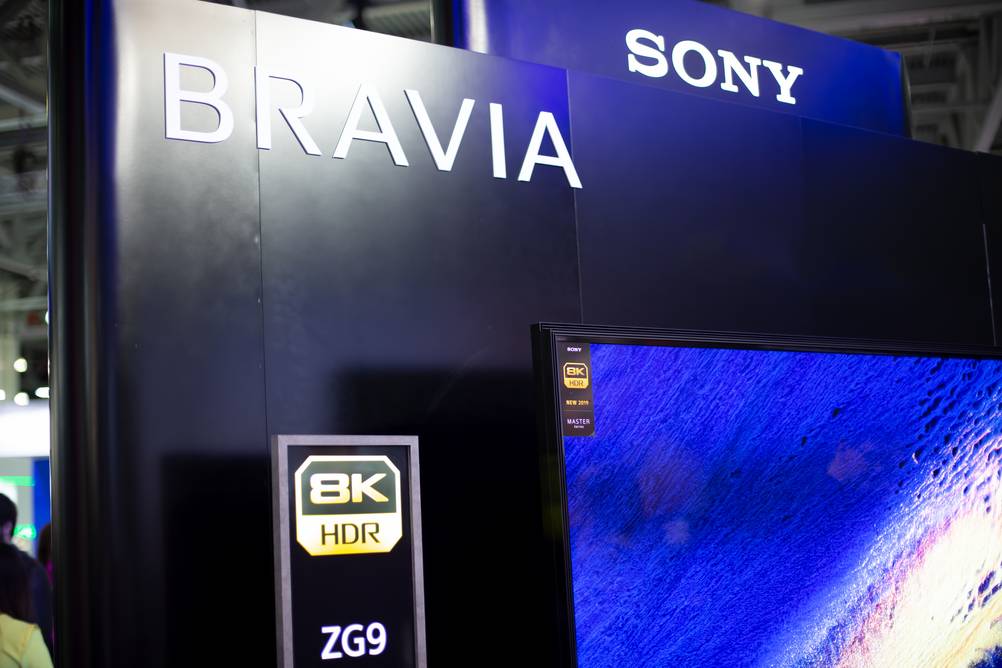 Sony-Fernseher-Test: Ein Bild mit einem Sony-Display und einem 8K-Symbol.