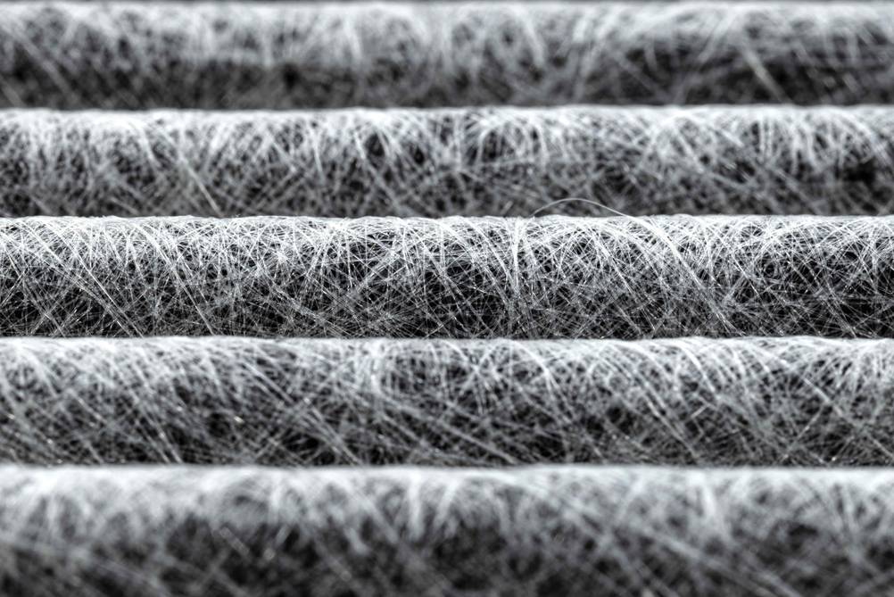 Aktivkohlefilter Dunstabzugshaube im Test: Makroaufnahme einer Filtermatte mit Aktivkohleschicht.