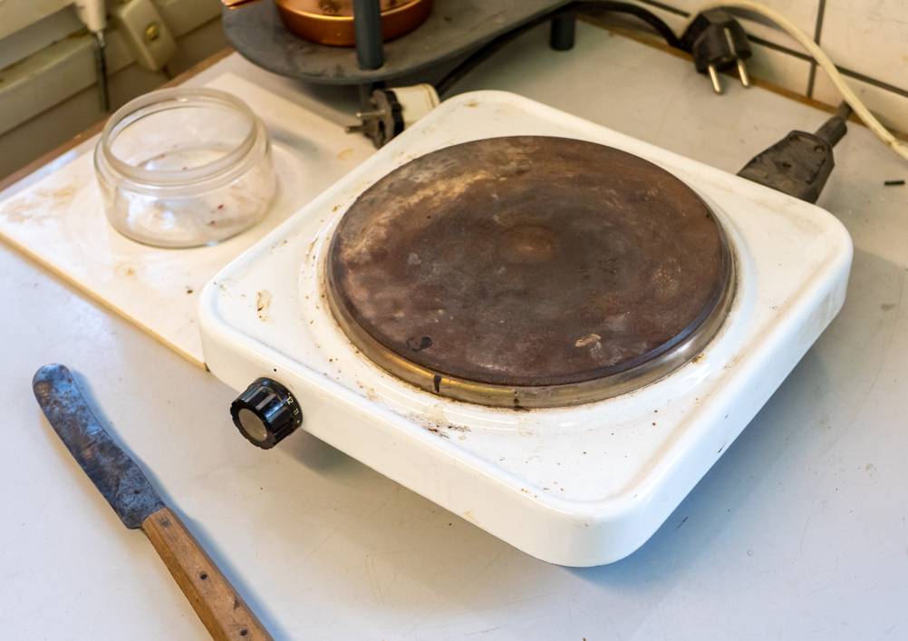 Rommelsbacher-Kochplatte im Test: alte schmutzige Einplatten-Kochplatte mit rostiger Platte.