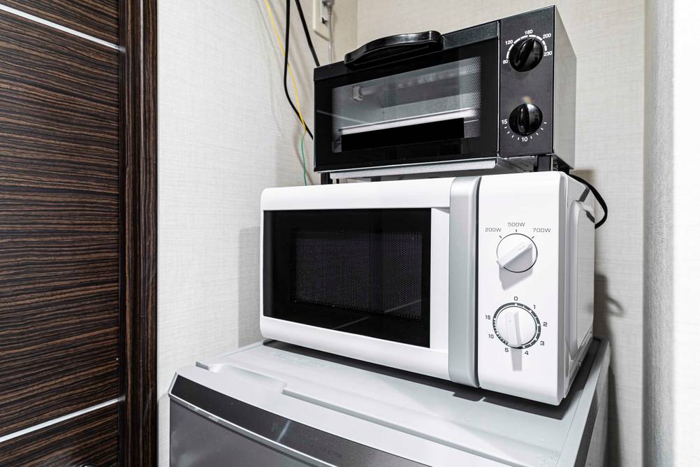 Mini-Backofen 30 Liter im Test: Auf einem Kühlschrank stehen eine Mikrowelle und ein Minibackofen übereinander