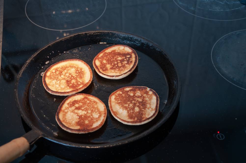 AEG-Induktionskochfeld im Test: Pancakes in einer Gusseisenpfanne.