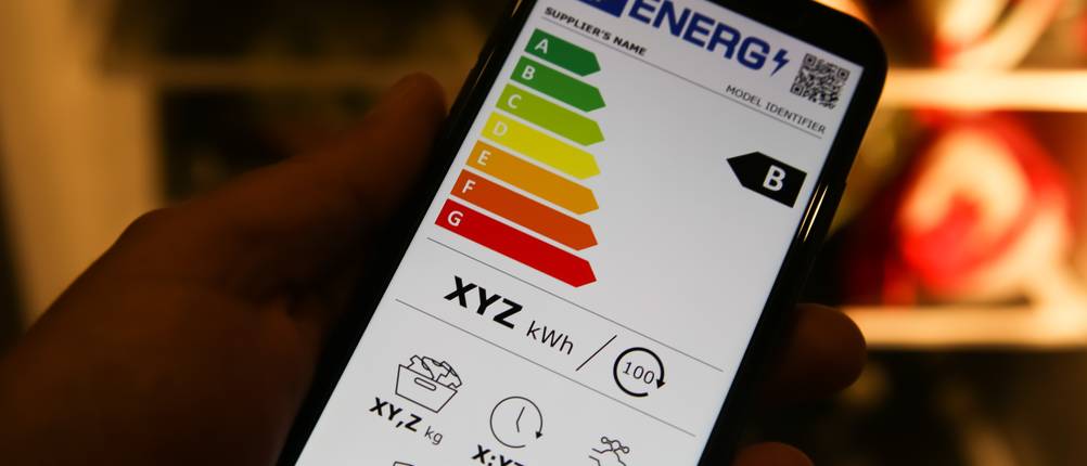 Kühlschrank energiesparend im Test: Auf einem Handy wird die Energieklasse B angezeigt.