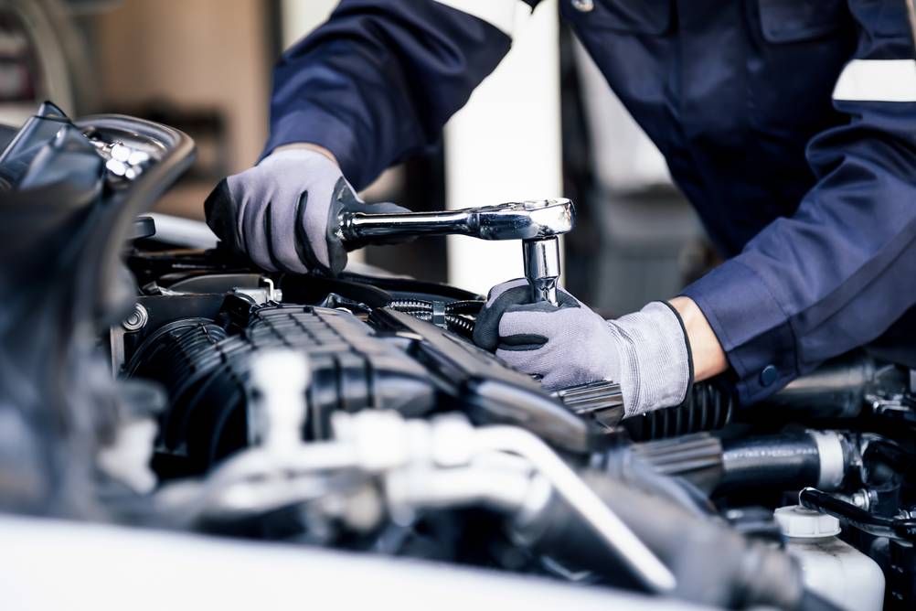 Arbeit am Auto mit einer Universalnuss.