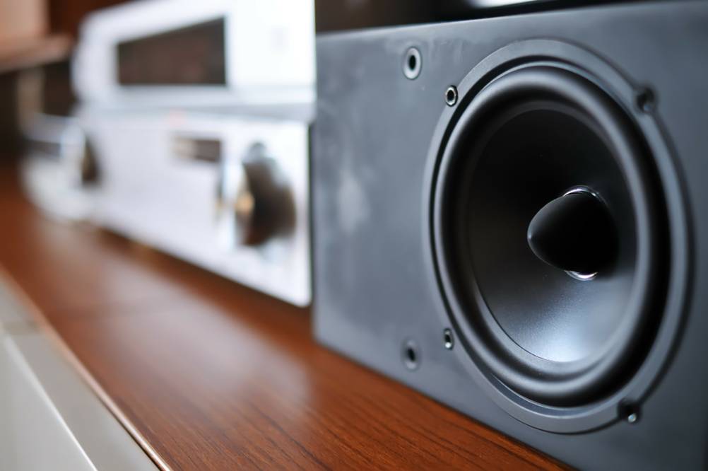 Hifi-Verstärker im Test: Anlage auf einem Sideboard – Box im Vordergrund, Rest verschwommen.