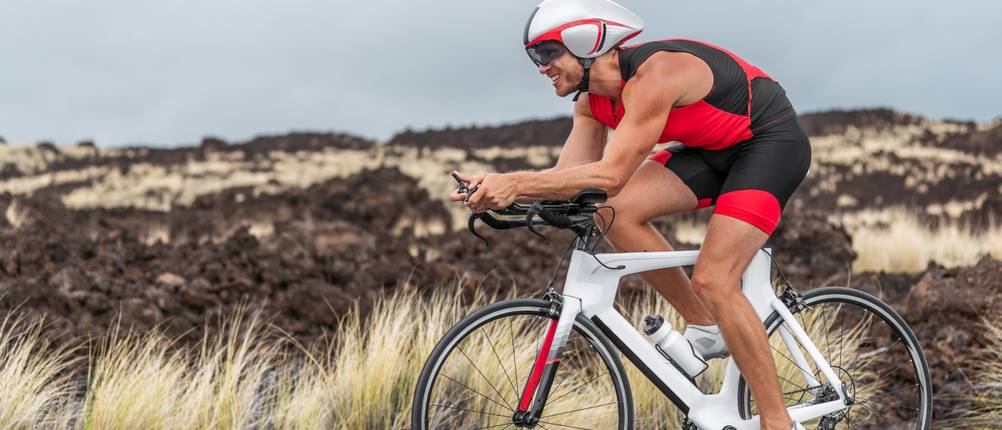 Trisuit-Herren-Test: Ein Mann fährt Fahrrad.