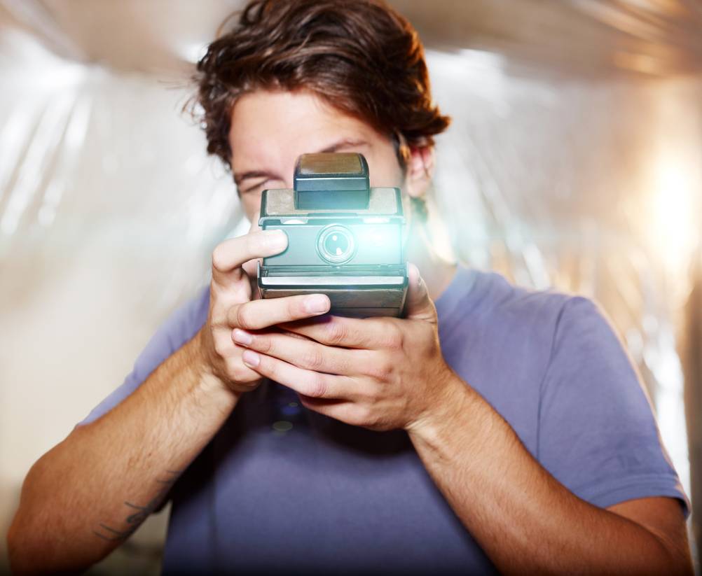 Polaroid-Kamera im Test: ein Mann fotografiert
