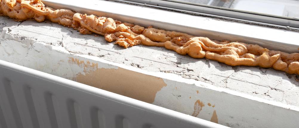 Schaumpistole im Test: Das Ergebnis einer Einschäumung unter einem Fensterbrett.