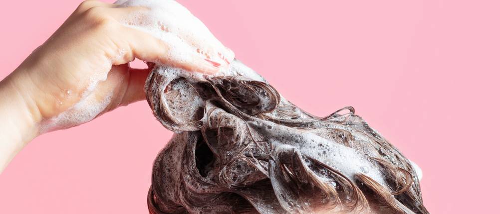 Sebastian-Shampoo-Test: Eine Frau wäscht sich das Haar.