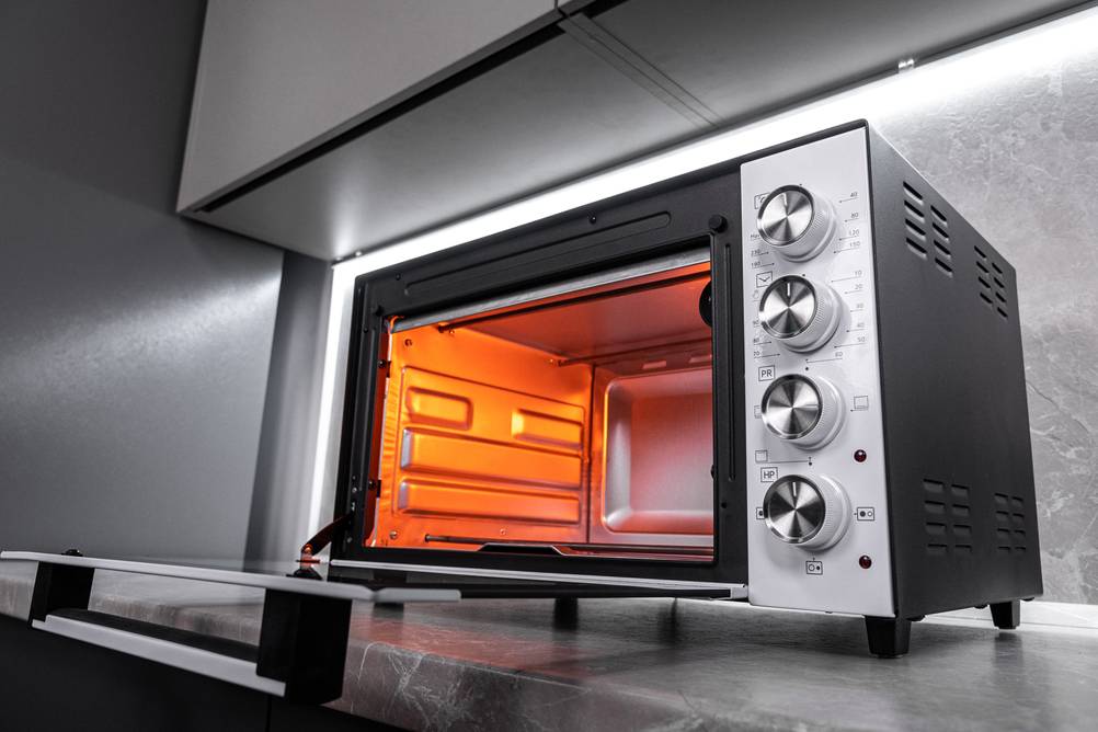 Mini-Backofen 30 Liter im Test: Ein Minibackofen mit eingeschaltetem Licht, geöffnet, ohne Inhalt.