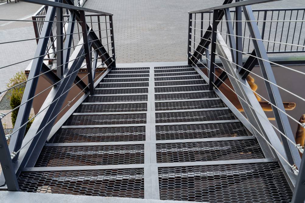 Außentreppe im Test: Moderne Stahltreppe mit Streckmetallstufen und Geländer beidseitig.