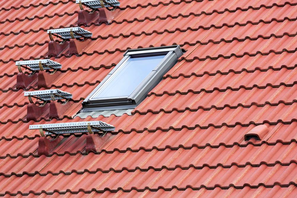 Dachleiter-Test: Ein Dach mit Dachfester als Ausstieg und einzelnen, fest installierten Stufen.
