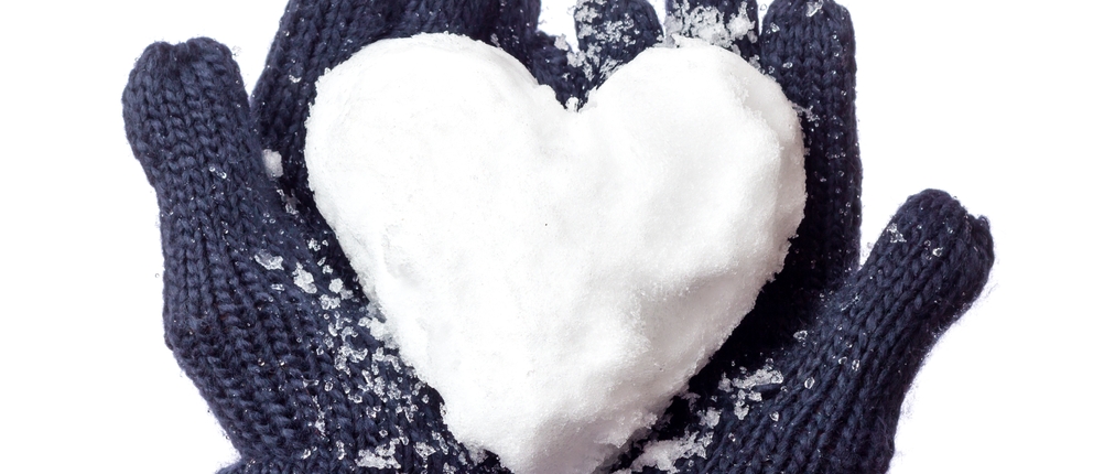 Damen-Handschuhe-Test: ein Herz aus Schnee wird in der Hand gehalten.