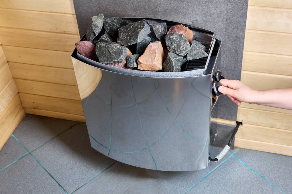 Saunaofen 6 kW im Test: Ein Saunaofen mit integrierter Steuerung, die aus zwei Dreiknöpfen besteht.