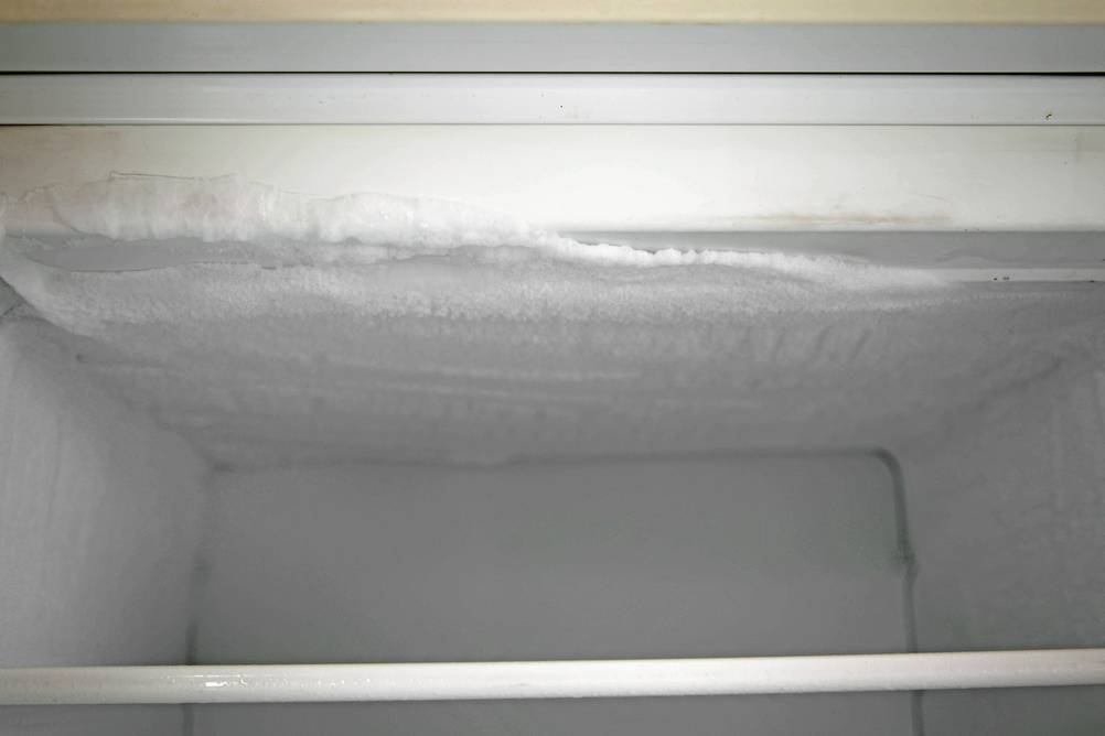Kühlschrank energiesparend im Test mit vereistem Kühlfach.