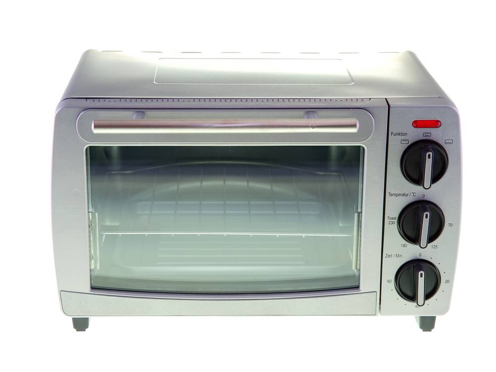 Mini-Backofen 45 Liter im Test: silberfarbenes Gerät mit Grundfunktionen, die über drei Regel gesteuert werden können.