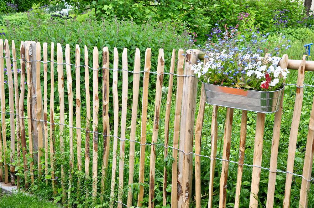 Staketenzaun im Test mit angehängtem Blumenkasten aus verzinktem Blech.