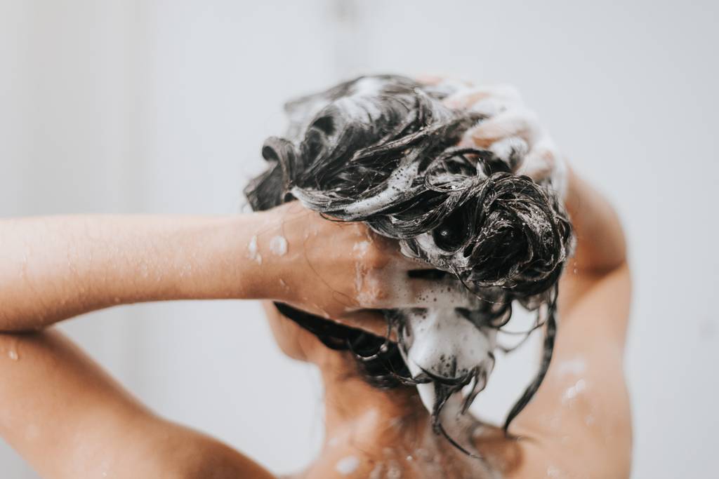 KMS-Shaarshampoo-Test: Ein Haarshampoo wird im langen Haar aufgeschäumt.