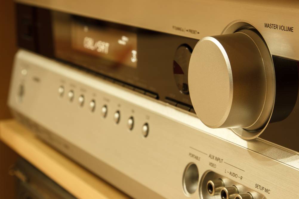 Stereo-Verstärker im Test: Ein Verstärker in Metalloptik mit einer sehr minimalistischen Anordnung der Bedienelemente.