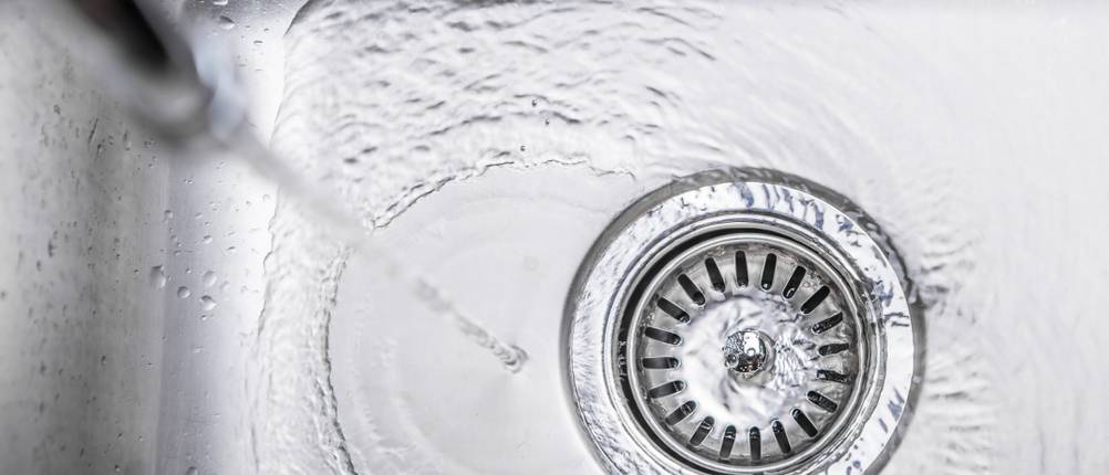 Rohreiniger-Test: Wasser läuft in einen Abfluss.