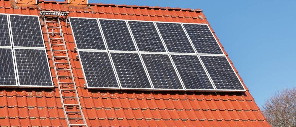 Dachleiter-Test: Fest installierte Dachleiter zwischen zwei PV-Flächen unter zwei Schornsteinen endend.
