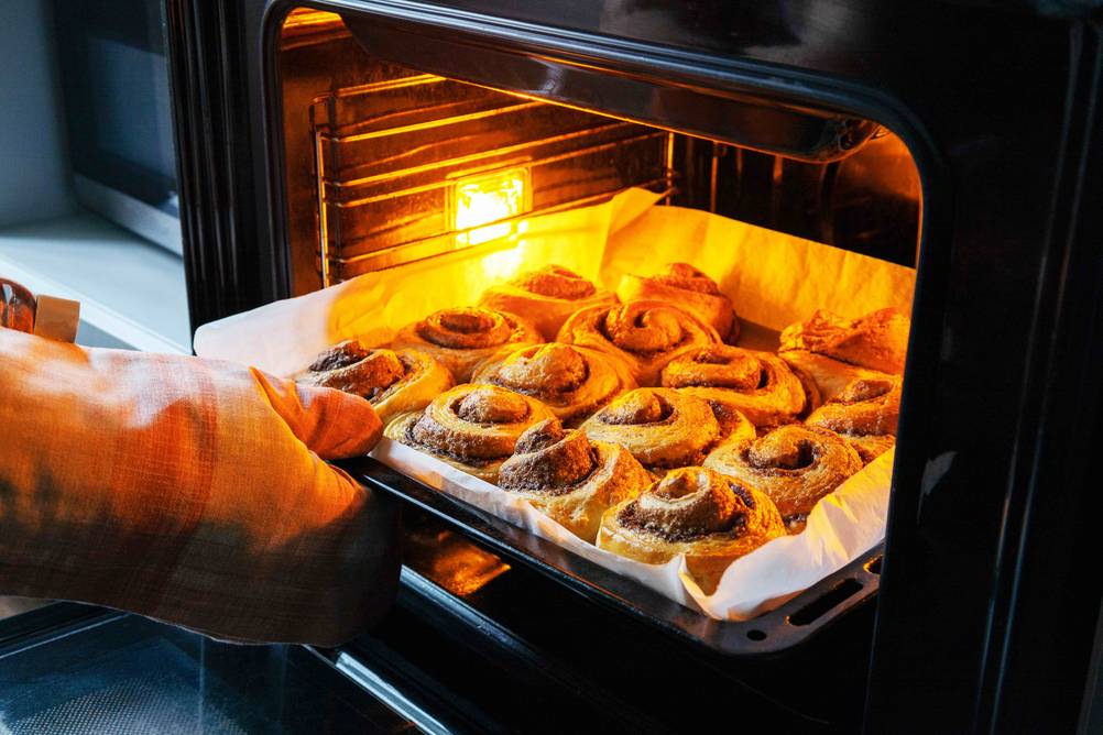 Amica-Elektroherd im Test: Zimtschnecken werden aus dem Backofen geholt.