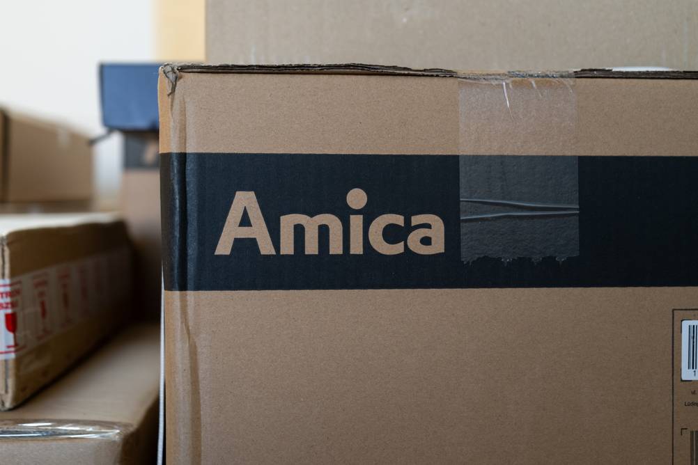 Amica-Elektroherd im Test: Ein Standherd in einer Amica-Verpackung.
