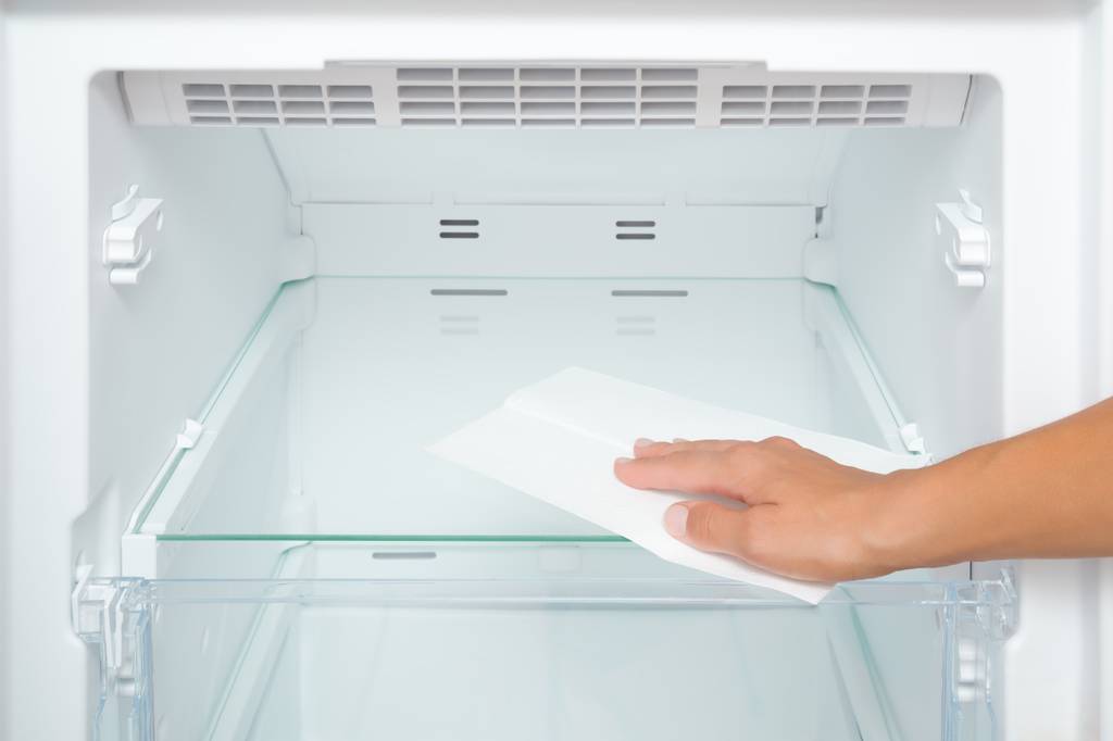 AEG-Kuehlschrank-Test: Ein Kuehlschrank wird feucht ausgewischt.
