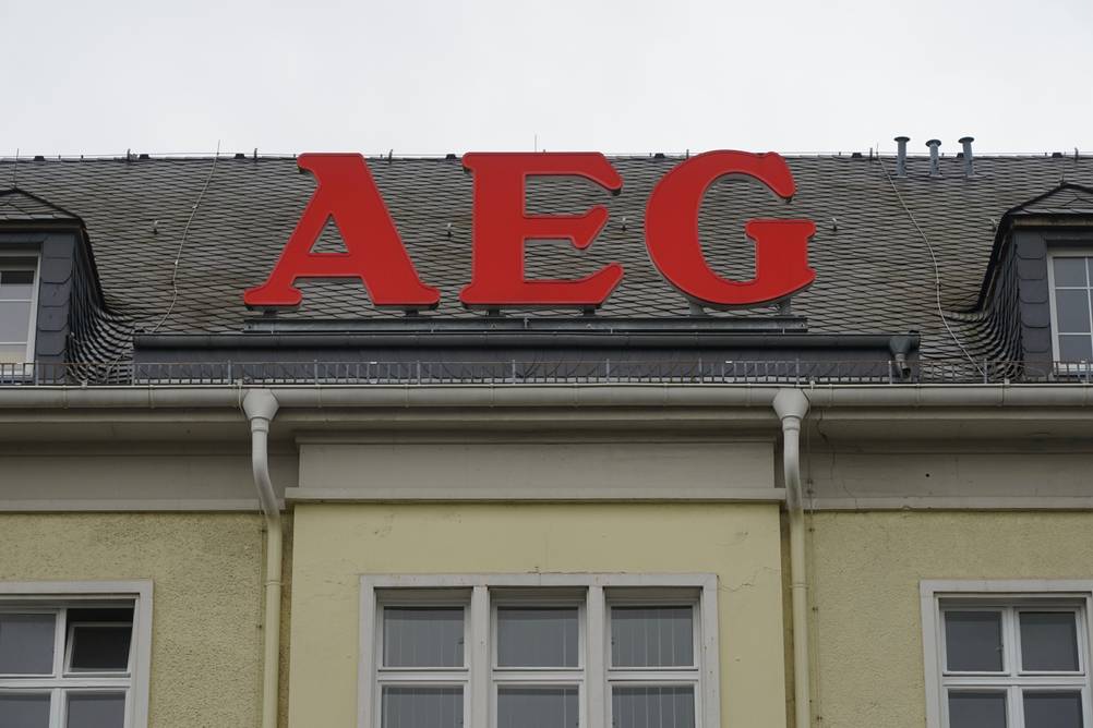 AEG-Induktionskochfeld im Test: AEG Schriftzug auf einem Dach in Berlin.