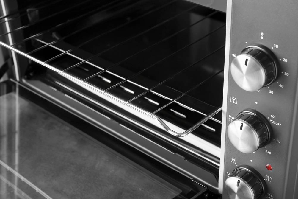 Mini-Backofen 30 Liter im Test: Timer, Temperaturregler und Einstellung für Umluft, Grill u. s. w. eines Mini-Backofens.