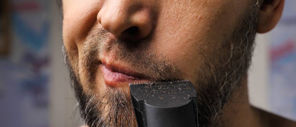 Remington-Rasierer-Test: Ein Mann rasiert sich den Bart.
