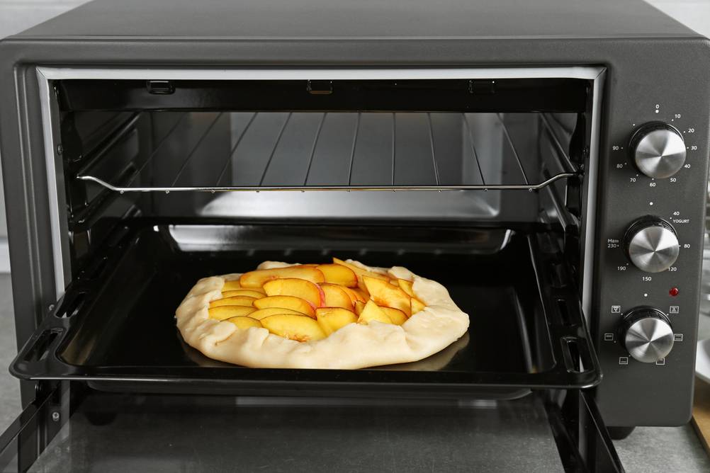 Mini-Backofen 30 Liter im Test: Ein Backblech mit kleinem Kuchen noch ungebacken.
