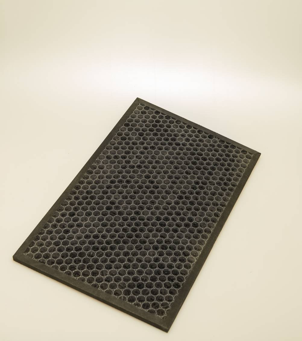 Aktivkohlefilter Dunstabzugshaube im Test: Aktivkohlematte oder -kassette in rechteckiger Form.