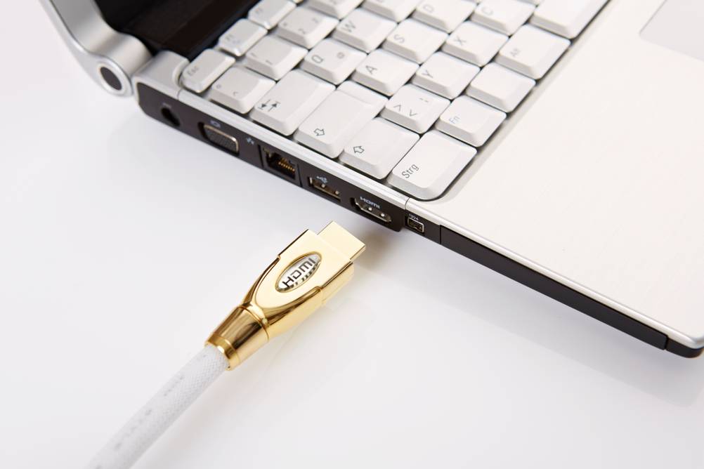 HDMI-Kabel im Test: Goldener Stecker und weißes Kabel kurz vor dem HDMI-Anschluss des Laptops.