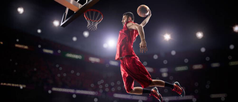 Basketballanlage-Test: Ein Mann wirft einen Basketball in einen Korb.