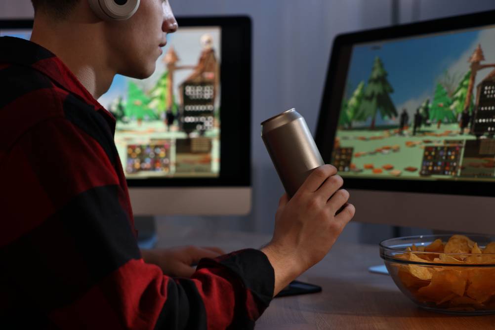 USB-Kühlschrank-Test – junger Mann bei Gaming mit Getränkedose in der Hand