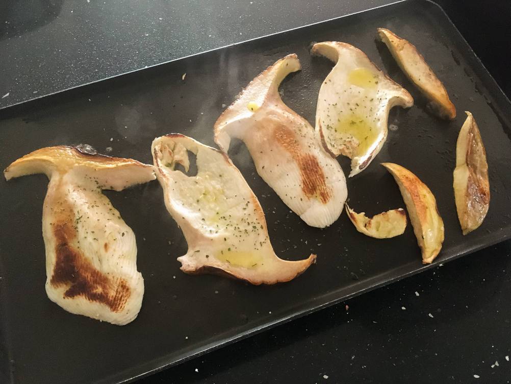Teka-Kochfeld im Test: Eine Bratplatte mit gebratenen Fischstücken