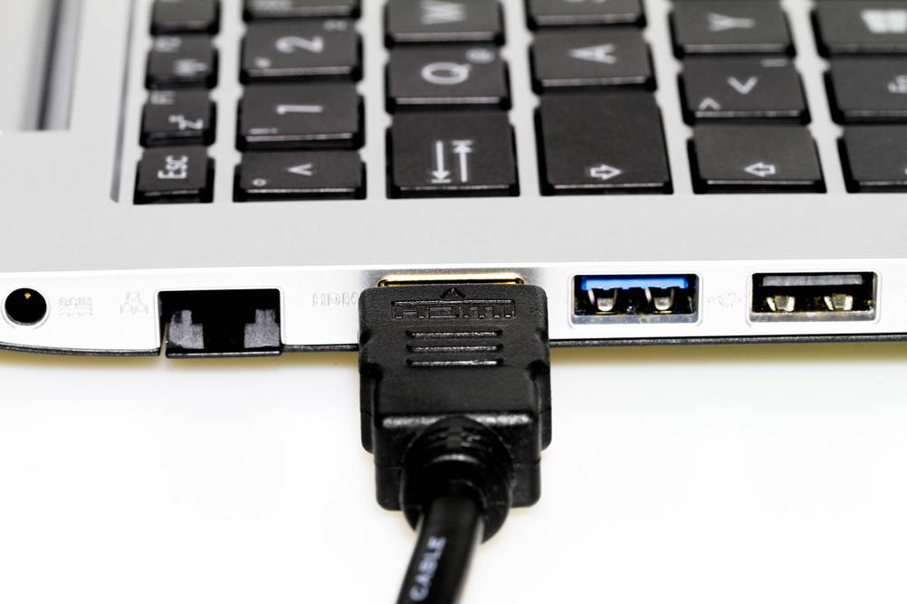 HDMI-Kabel im Test: Robuster HDMI-Stecker an einem Laptop