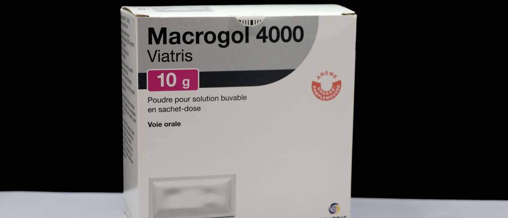 Macrogol-Test: Eine Packung Macrogol 4000 mit 20 Beuteln darin, steht auf einer weißen Fläche.