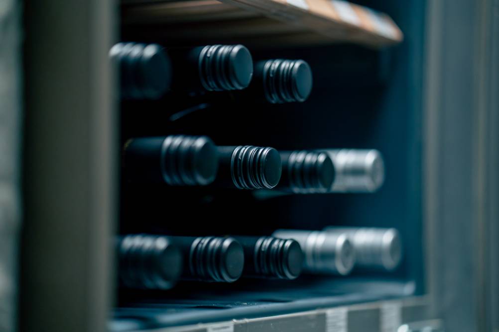 Weinkühlschrank 12 Flaschen im Test: Nahaufnahme eines gefüllten Weinkühlschranks.