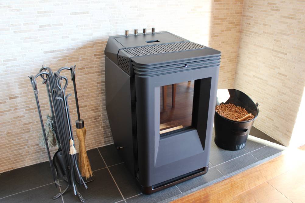 Kaminbesteck im Test: Kamin-Pelletofen mit komplettem Kaminbesteckset.