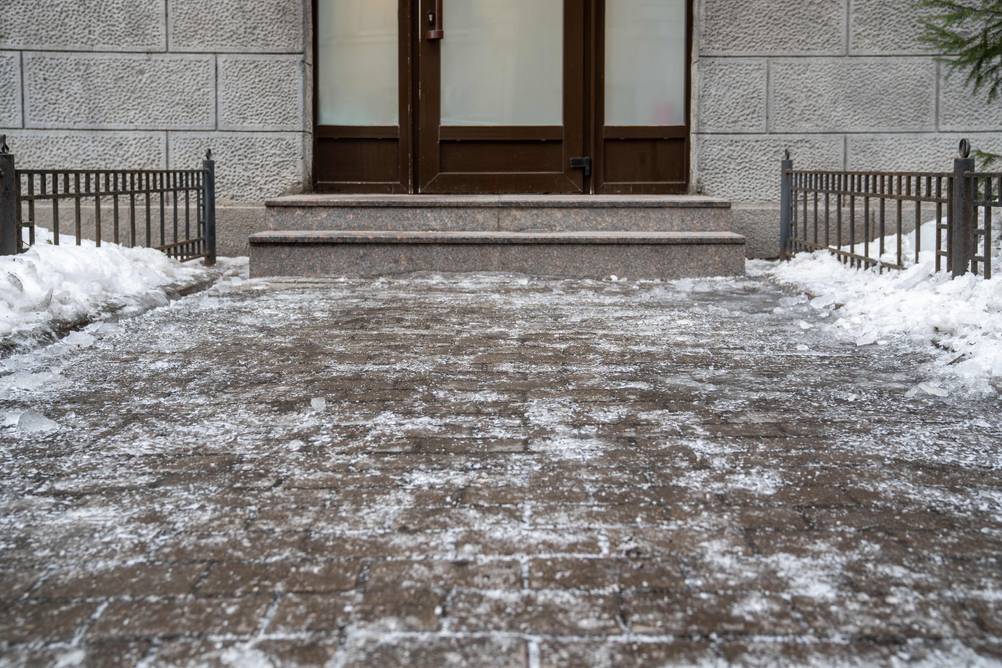 Außentreppe im Test: Steintreppe mit Schnee und Eis im Umfeld.