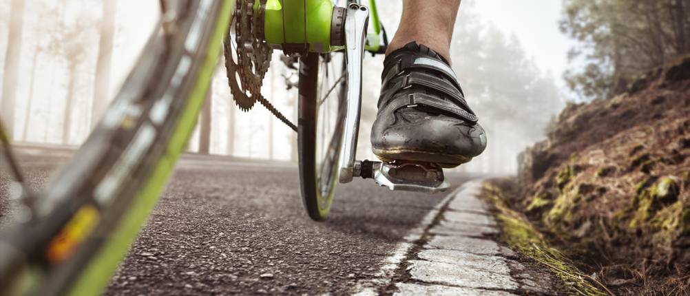 Nahaufnahme eines Radfahrers mit Rennrad-Pedalen