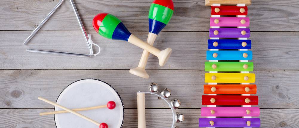 verschiedene Musikinstrumente für Kinder von oben