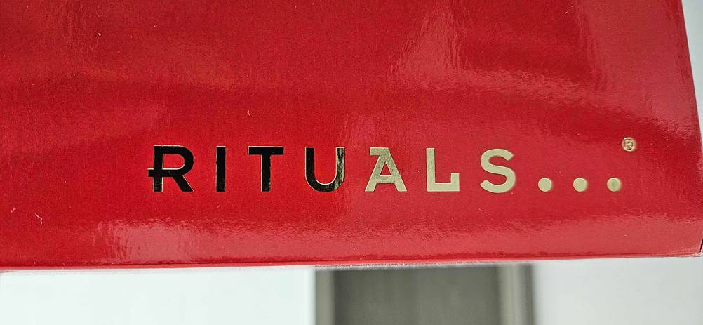 Im Test: Nahaufnahme des Markennamens eines Beauty-Adventskalenders.