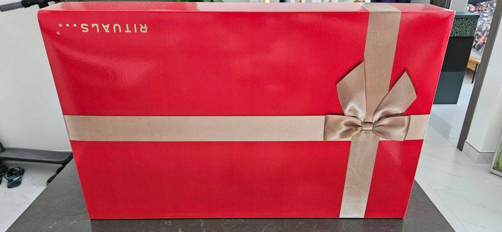 Adventskalender Beauty getestet: Eine Packung auf einem dunklen Tisch.